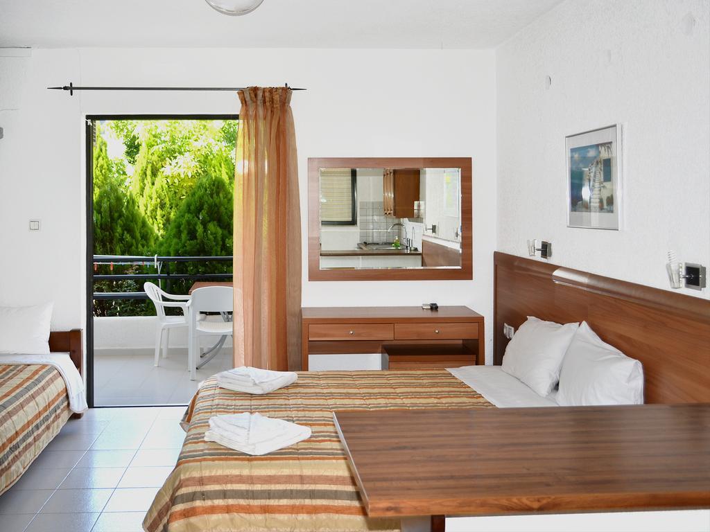 Kamares Apartments Εε Poros Town Bilik gambar